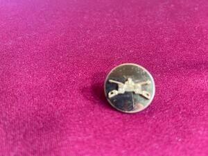 Vintage U.S. Army Armor Branch Collar Disc Insignia – M26 Tank & Crossed Sabers